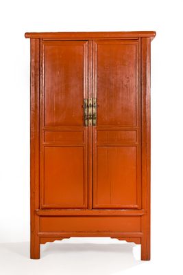 Importante armoire chinoise en bois mouluré et laqué rose