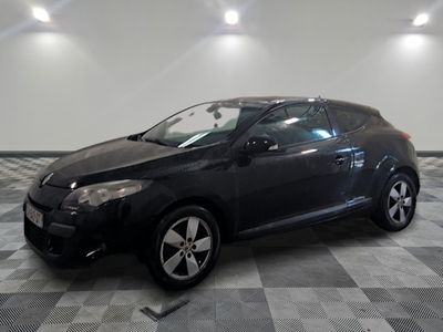 la photo d'une voiture noire garée sur un sol en damier