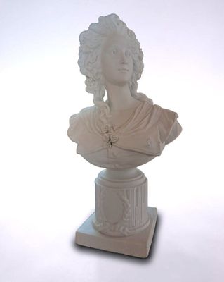 Buste de femme en biscuit, sur piédestal en biscuit.