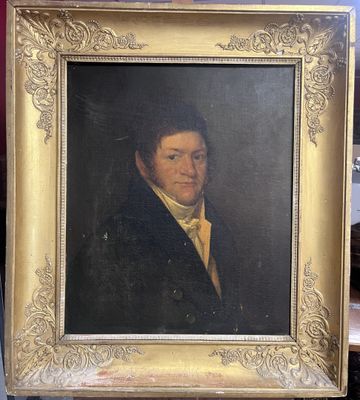 tableau représentant un homme en costume noir et cravate jaune, dans un cadre doré
