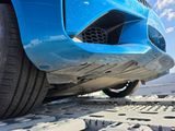 une voiture bleue garée sur le bord de la route