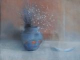 un tableau représentant un vase bleu contenant des fleurs