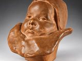 une photo d'une sculpture en argile représentant la tête d'un bébé