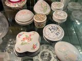 plusieurs assiettes et bols exposés dans une vitrine