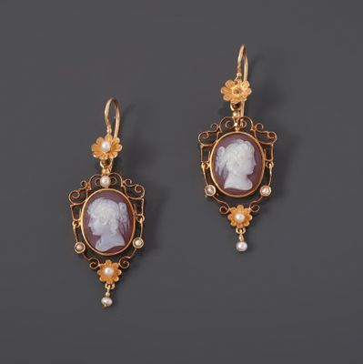 une paire de boucles d'oreilles ornées de camées et de perles