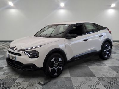 Le SUV blanc est garé dans une pièce au sol à carreaux.