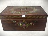 une vieille boîte en bois ornée d'un motif floral