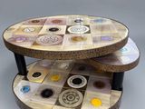 table basse à deux niveaux, dont le plateau est orné d'un motif en mosaïque