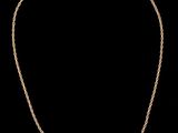 un collier en or sur fond noir
