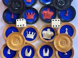 beaucoup de pions bleus et dorés sur la table