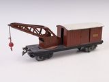 un wagon de train miniature muni d'une grue