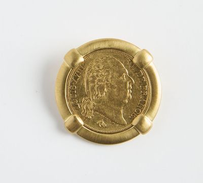 gros plan d'une pièce d'or sur une surface blanche