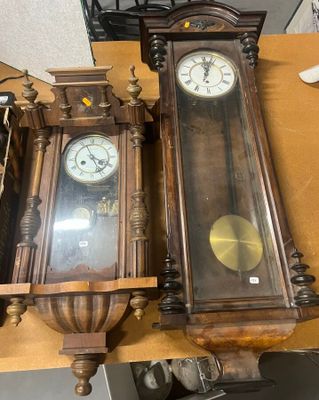deux horloges posées sur une table en bois
