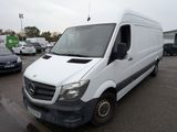une camionnette blanche garée dans un parking