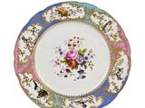 une assiette ornée d'un motif floral sur fond blanc