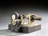une petite machine posée sur une table