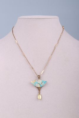 un mannequin blanc portant un collier bleu et jaune