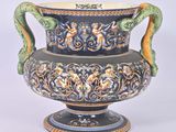 un grand vase bleu muni de deux anses et orné d'un serpent