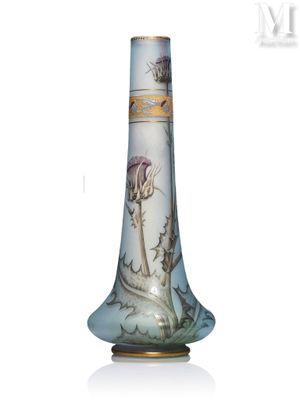 un vase en verre orné d'une fleur, posé sur une surface blanche