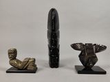trois œuvres d'art posées sur une table