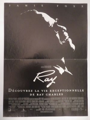 une affiche de film en noir et blanc représentant un homme volant dans les airs
