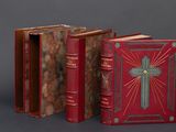 deux livres rouges avec une croix sur la couverture et une croix au dos