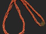 un collier de perles de corail muni d'un fermoir en or
