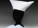 un gros plan d'un chapeau blanc sur une tête de mannequin