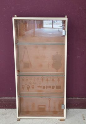 une vitrine en verre contenant de nombreux objets