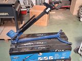 une boîte sur laquelle sont posés quelques outils