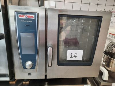 une image d'un four commercial dans une cuisine