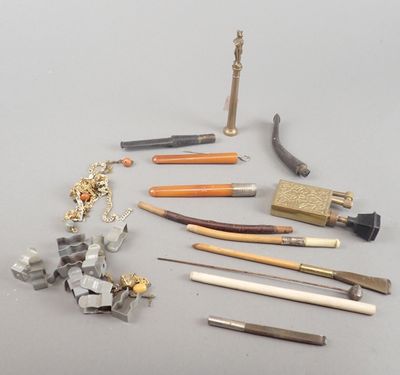 un grand nombre d'outils posés sur la table