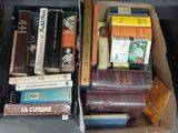 de nombreux livres qui se trouvent dans une boîte sur la table