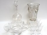 beaucoup d'objets en verre qui se trouvent sur la table