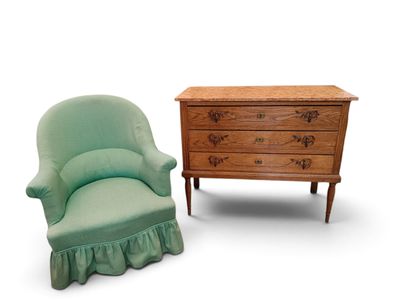 une chaise verte à côté d'une commode sur laquelle se trouve un tiroir