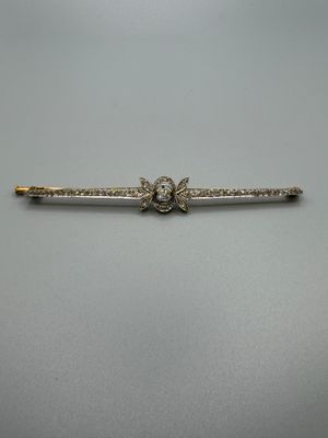 une broche en or et diamants ornée d'un oiseau