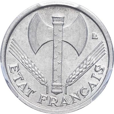 une image d'un gros plan d'une pièce de monnaie portant une hache