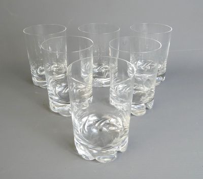 six verres posés les uns à côté des autres sur une table