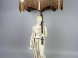 une lampe posée sur une table, surmontée d'un parapluie