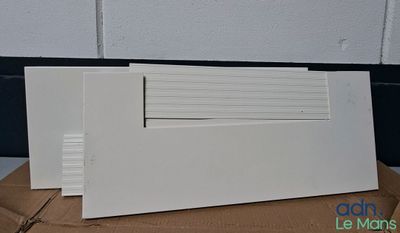 une photo d'une feuille de papier blanc posée sur une boîte en carton