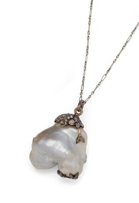 gros plan d'un collier sur fond blanc