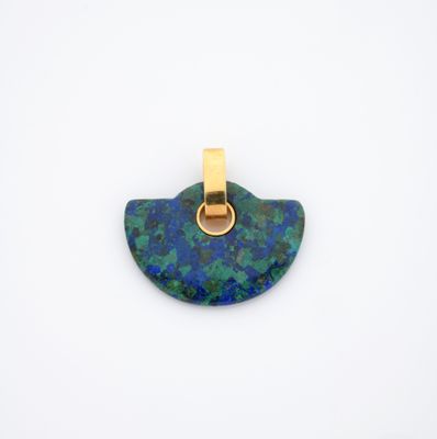 un pendentif plaqué or orné d'une pierre verte et bleue
