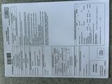 un gros plan d'un document posé sur une table