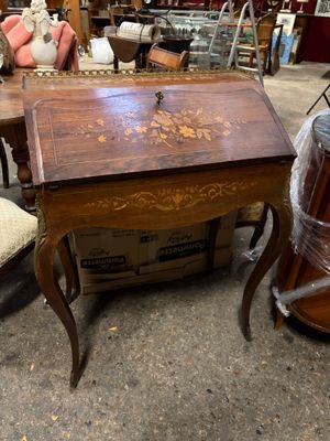 une table avec un plateau en bois et une chaise dans une pièce