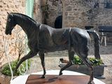 une statue de cheval posée sur une table