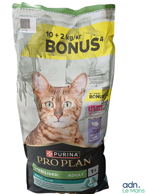 un sac de croquettes pour chat sur lequel figure l'image d'un chat