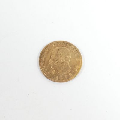 gros plan d'une pièce d'or sur une surface blanche