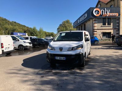 une camionnette blanche garée devant un bâtiment