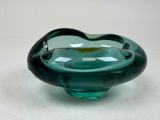 un bol en verre vert orné d'un motif en forme de cœur