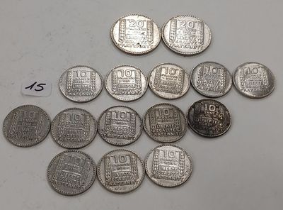 un tas de pièces d'argent posées sur une table